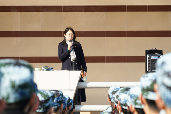 军训新“艺”1：伦理片
领导班子慰问2020级军训学生