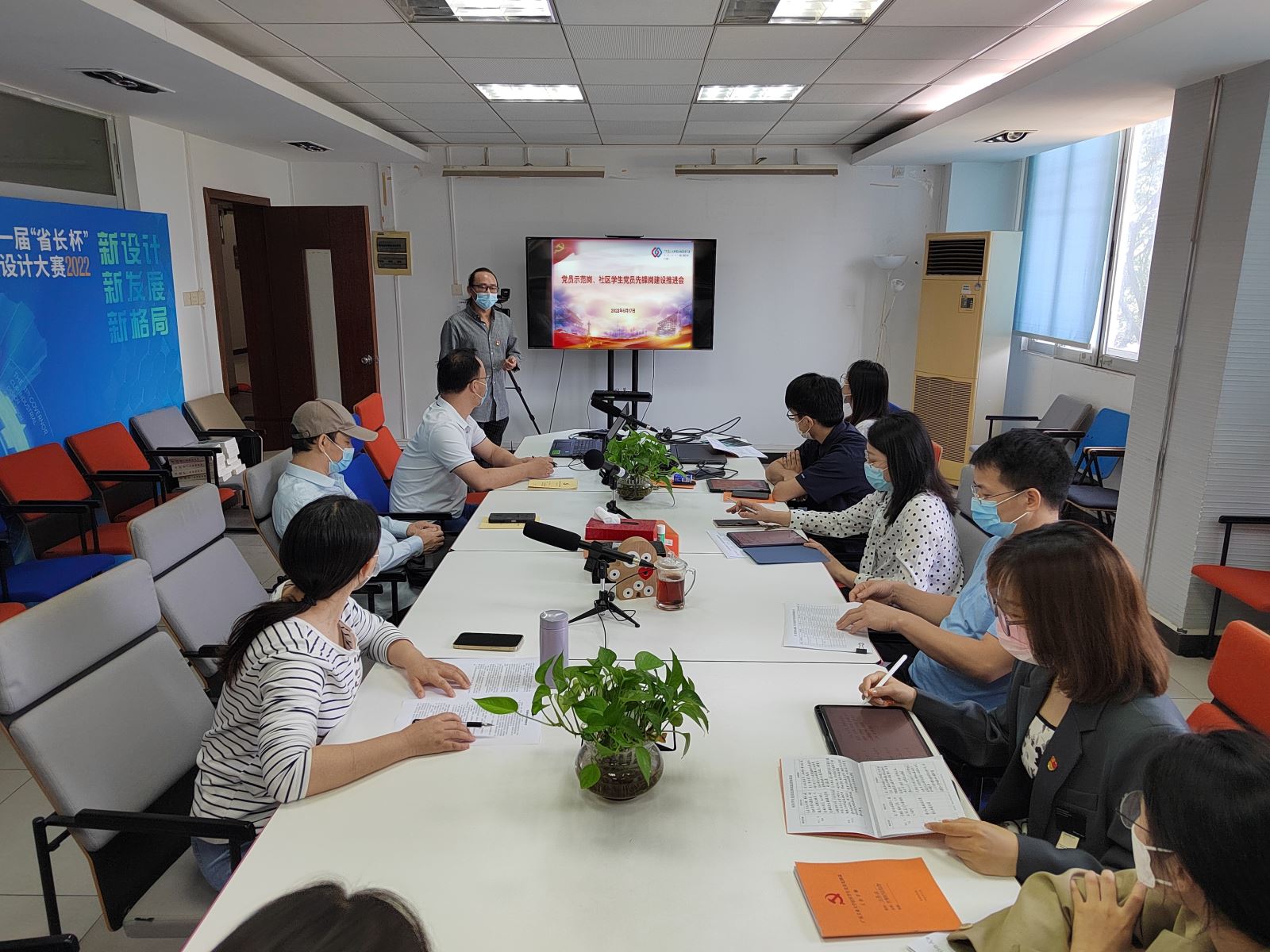 伦理片
召开党员示范岗、社区学生党员先锋岗建设推进会