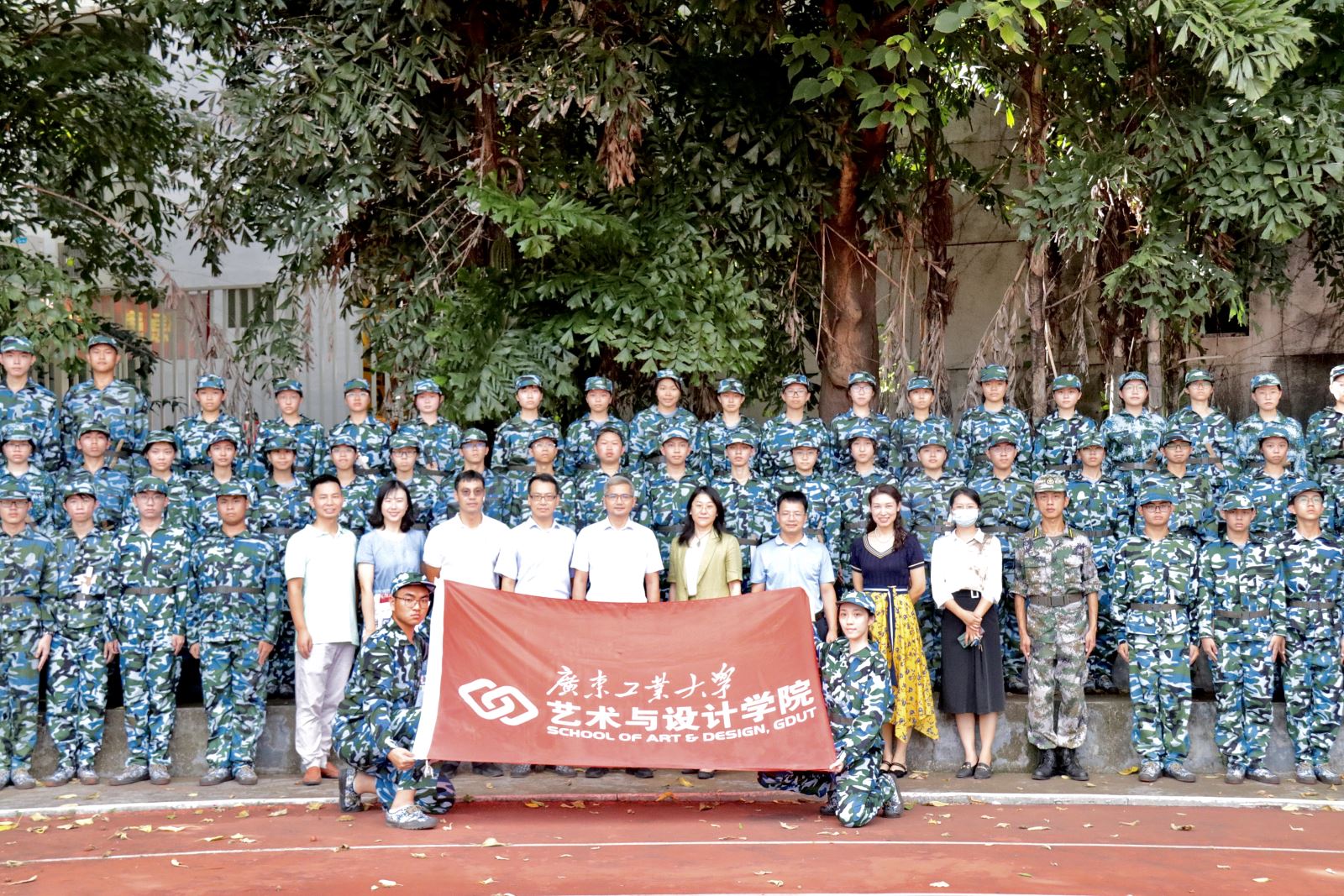 迷彩“艺”季1：承领导关怀，壮新生志气——校领导亲切慰问伦理片
军训新生