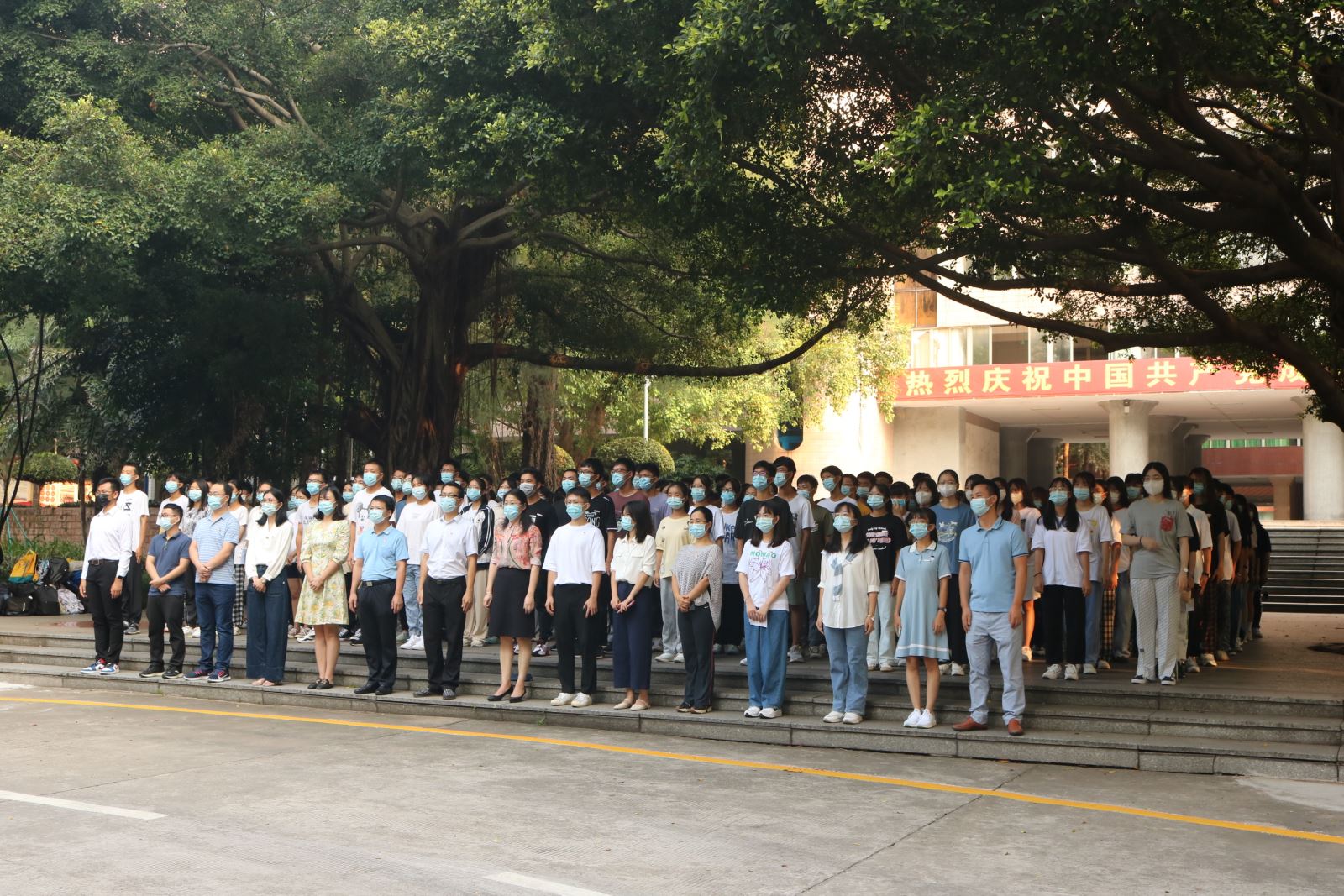 赓续百年薪火，践行强国誓言——伦理片
举行2021级新生升国旗主题教育活动