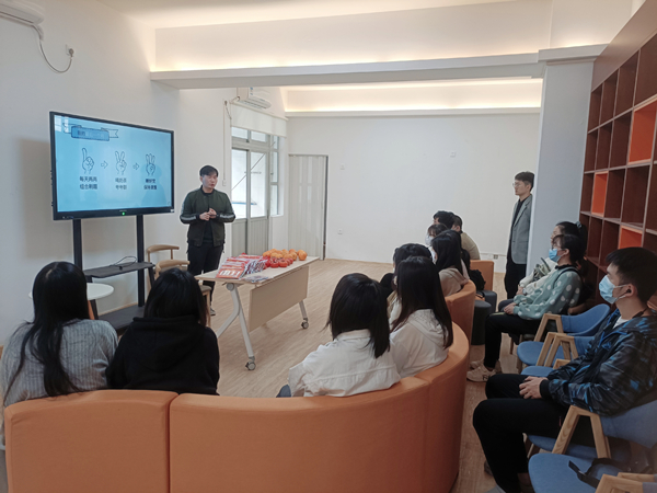 伦理片
举行2022届考研学生慰问活动